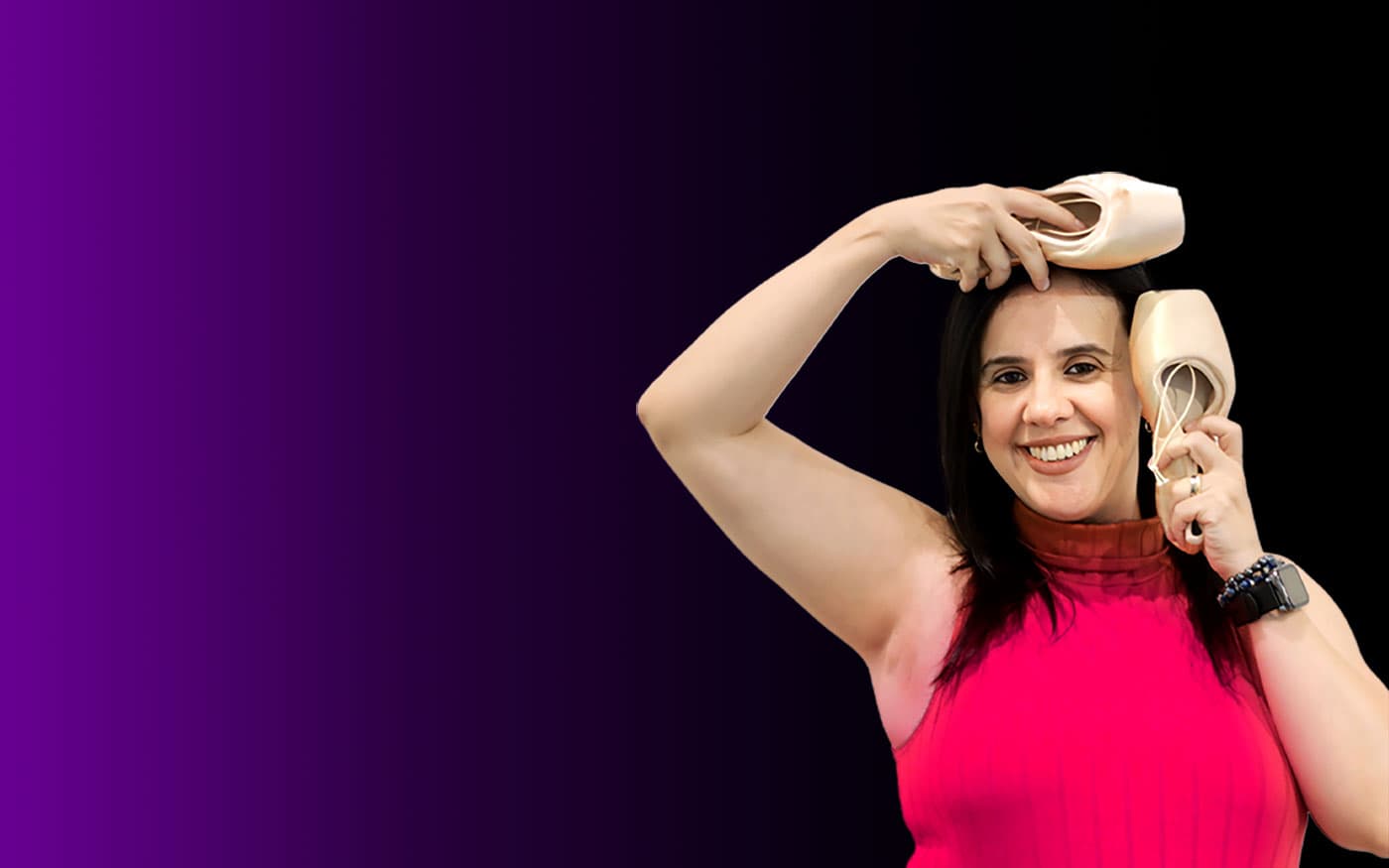 Mulher segurando sapatilhas em referência ao Ballet Clássico