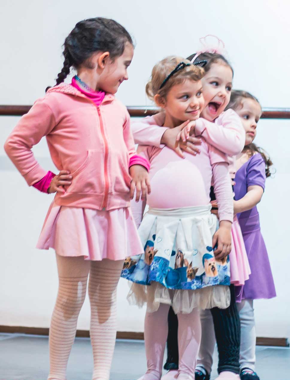 Crianças em aula de Ballet Infantil